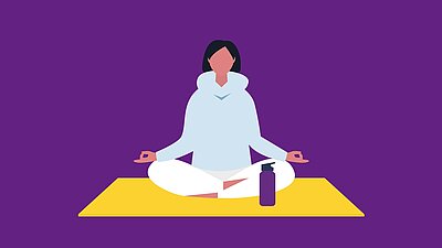 Person meditiert auf Yoga-Matte